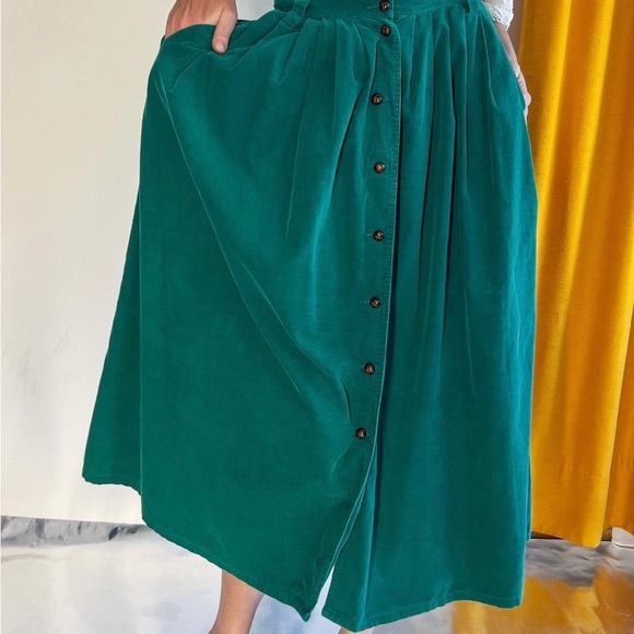 Vintage 80s green corduroy front button midi skirt. - Picture 6 of 7